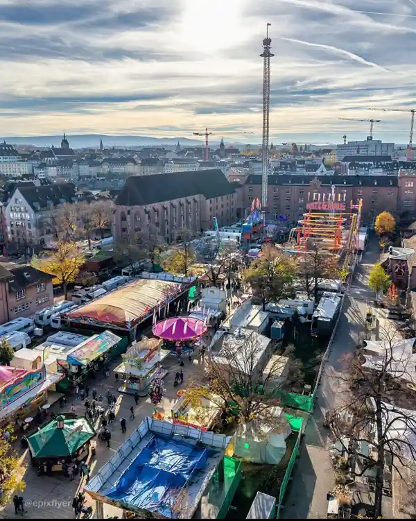 Marché de Noël centre-ville avec décorations et illuminations